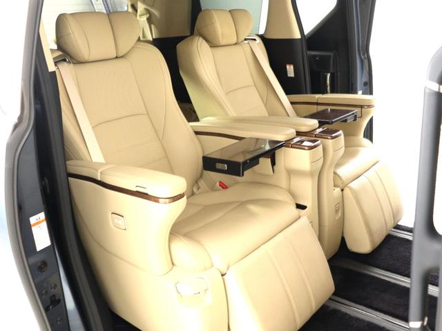 （☆プレミアムナッパ本革シート☆）なめらかでしっとりとした本革シート♪快適な温冷風シート機能、専用の読書灯、電動リクライニング、電動オットマン、格納テーブルと最上級グレード装備！