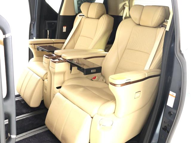 （☆プレミアムナッパ本革シート☆）なめらかでしっとりとした本革シート♪快適な温冷風シート機能、専用の読書灯、電動リクライニング、電動オットマン、格納テーブルと最上級グレード装備！