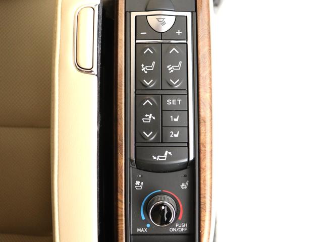 （☆プレミアムナッパ本革シート☆）なめらかでしっとりとした本革シート♪快適な温冷風シート機能、専用の読書灯、電動リクライニング、電動オットマン、格納テーブルと最上級グレード装備！