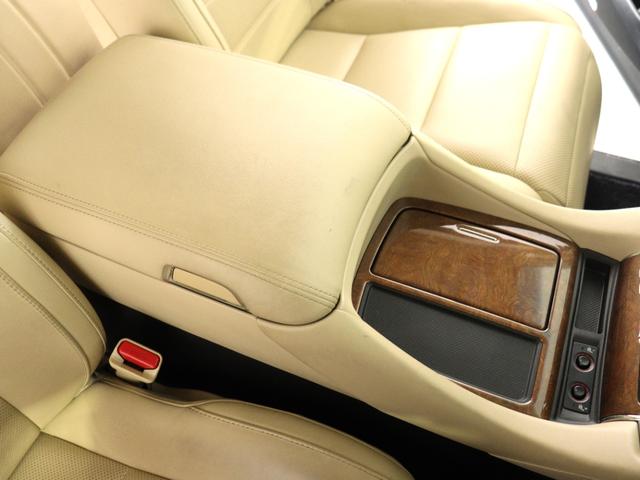 【センターコンソール】ドリンクホルダーと物置テーブルを備え、下部に大容量の収納ＢＯＸを完備！