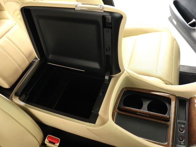 【センターコンソール】ドリンクホルダーと物置テーブルを備え、下部に大容量の収納ＢＯＸを完備！