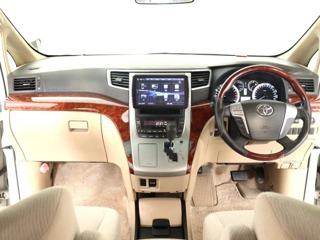 【センターコンソール】ドリンクホルダーと物置テーブルを備え、下部に大容量の収納ＢＯＸを完備！