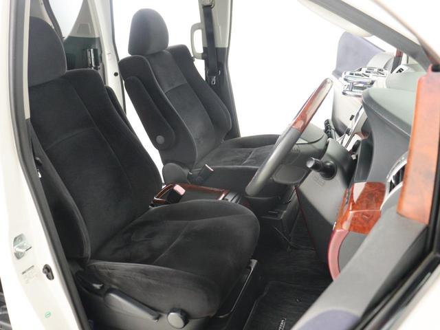 【オットマン付きセカンドシート】最大８００ｍｍのロングスライドシートとオットマン機能により足を楽々伸ばす事が可能です！また、ひじ掛けもありますので、快適なドライブをお楽しみいただけます！