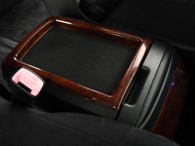 【センターコンソール】ドリンクホルダーと物置テーブルを備え、下部に大容量の収納ＢＯＸを完備！