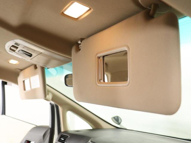 【センターコンソール】ドリンクホルダーと物置テーブルを備え、下部に大容量の収納ＢＯＸを完備！