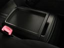 【センターコンソール】ドリンクホルダーと物置テーブルを備え、下部に大容量の収納BOXを完備!