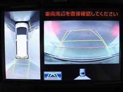 （パノラミックビューモニター）ボタン一つで前後左右４つのカメラにより、リアルタイムで車を上から見下ろしたような映像をナビ画面に映します。後退時にも使えますので、安心して運転することができる装備です♪ 6