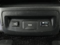 【アクセサリーコンセント】ＡＣ１００Ｖ電源のコンセントにより、車内で家電を使えたり、車内泊でのキャンプを楽しめたり、停電になった際のスマホの充電などで非常電源になったりと、便利な装備になります！ 4