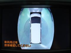 （パノラミックビューモニター）ボタン一つで前後左右４つのカメラにより、リアルタイムで車を上から見下ろしたような映像をナビ画面に映します。後退時にも使えますので、安心して運転することができる装備です♪ 4
