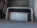 助手席下には便利な収納も御座います♪
