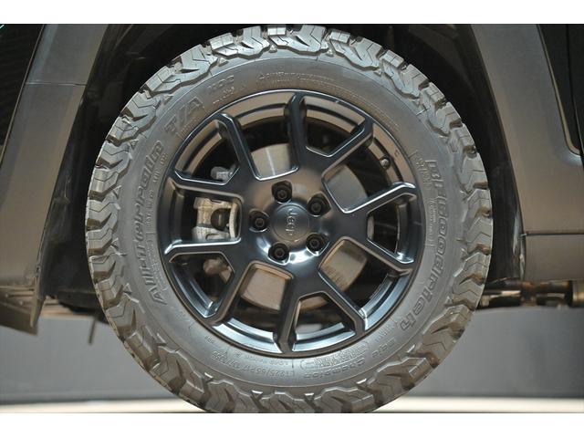 ジープ・レネゲード リミテッド　１オーナー／黒革シート／シートヒーター／ＴＨＵＬＥルーフラック／ＢＦＧｏｏｄｒｉｃｈ　Ａｌｌ－Ｔｅｒｒａｉｎ／ＡＣＣ／ＣａｒＰｌａｙ／ＬＥＤライト／ＢＳＭ（3枚目）