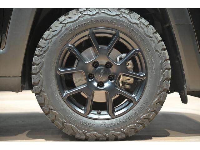 ジープ・レネゲード リミテッド　１オーナー／黒革シート／シートヒーター／ＴＨＵＬＥルーフラック／ＢＦＧｏｏｄｒｉｃｈ　Ａｌｌ－Ｔｅｒｒａｉｎ／ＡＣＣ／ＣａｒＰｌａｙ／ＬＥＤライト／ＢＳＭ（2枚目）