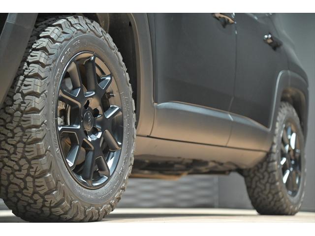ジープ・レネゲード リミテッド　１オーナー／黒革シート／シートヒーター／ＴＨＵＬＥルーフラック／ＢＦＧｏｏｄｒｉｃｈ　Ａｌｌ－Ｔｅｒｒａｉｎ／ＡＣＣ／ＣａｒＰｌａｙ／ＬＥＤライト／ＢＳＭ（13枚目）