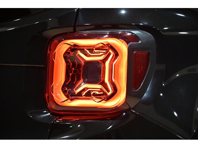 ジープ・レネゲード リミテッド　１オーナー／黒革シート／シートヒーター／ＴＨＵＬＥルーフラック／ＢＦＧｏｏｄｒｉｃｈ　Ａｌｌ－Ｔｅｒｒａｉｎ／ＡＣＣ／ＣａｒＰｌａｙ／ＬＥＤライト／ＢＳＭ（28枚目）