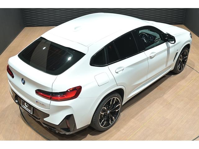Ｘ４ Ｍ４０ｉ　ユーザー買取／アルピンホワイト／純正２２インチＡＷ／有償内装カラー／カーボンファイバートリム／マルビームＬＥＤヘッドライト／スポーティーエンジンサウンド／レーダークルーズ／ＢＳＭ／ＨＵＤ（7枚目）