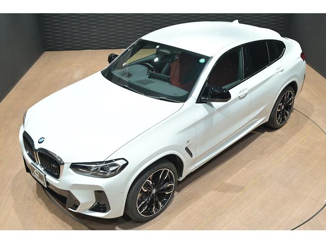 Ｘ４ Ｍ４０ｉ　ユーザー買取／アルピンホワイト／純正２２インチＡＷ／有償内装カラー／カーボンファイバートリム／マルビームＬＥＤヘッドライト／スポーティーエンジンサウンド／レーダークルーズ／ＢＳＭ／ＨＵＤ（8枚目）