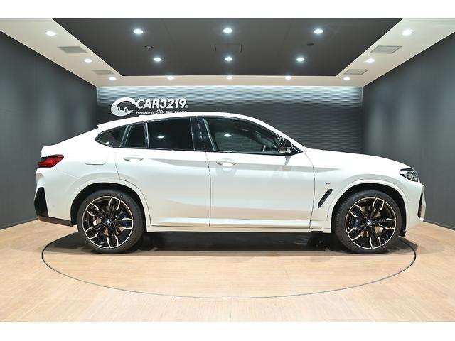 Ｘ４ Ｍ４０ｉ　ユーザー買取／アルピンホワイト／純正２２インチＡＷ／有償内装カラー／カーボンファイバートリム／マルビームＬＥＤヘッドライト／スポーティーエンジンサウンド／レーダークルーズ／ＢＳＭ／ＨＵＤ（9枚目）