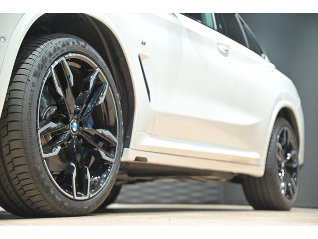 Ｘ４ Ｍ４０ｉ　ユーザー買取／アルピンホワイト／純正２２インチＡＷ／有償内装カラー／カーボンファイバートリム／マルビームＬＥＤヘッドライト／スポーティーエンジンサウンド／レーダークルーズ／ＢＳＭ／ＨＵＤ（16枚目）