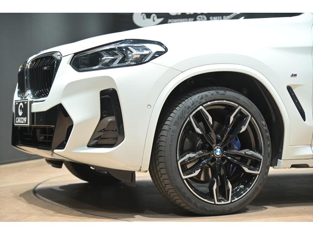 Ｘ４ Ｍ４０ｉ　ユーザー買取／アルピンホワイト／純正２２インチＡＷ／有償内装カラー／カーボンファイバートリム／マルビームＬＥＤヘッドライト／スポーティーエンジンサウンド／レーダークルーズ／ＢＳＭ／ＨＵＤ（26枚目）