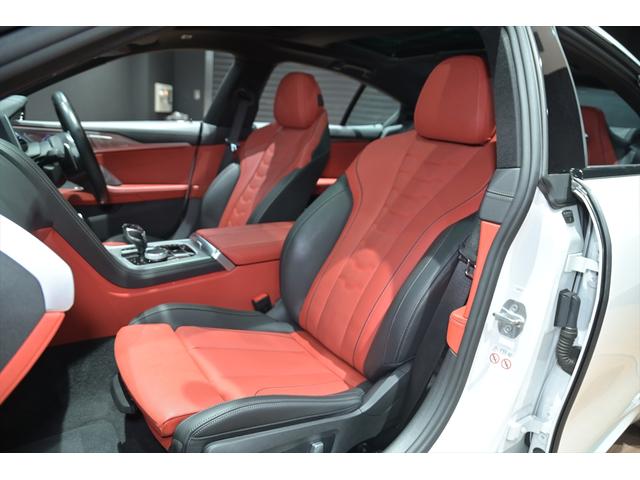 ８シリーズ Ｍ８５０ｉ　ｘＤｒｉｖｅ　グランクーペ　ミネラルホワイト／サンルーフ／インディビジュアルインテリア／Ｂｏｗｅｒｓ＆Ｗｉｌｋｉｎｓ／大径Ｍスポーツブレーキ／アダプティブＭサスペンションプロ／ＢＭＷレーザーライト／スポーツエキゾースト（3枚目）