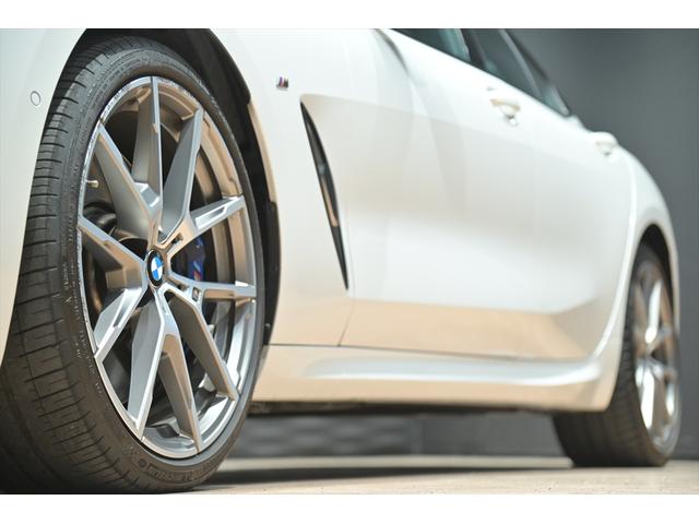 ８シリーズ Ｍ８５０ｉ　ｘＤｒｉｖｅ　グランクーペ　ミネラルホワイト／サンルーフ／インディビジュアルインテリア／Ｂｏｗｅｒｓ＆Ｗｉｌｋｉｎｓ／大径Ｍスポーツブレーキ／アダプティブＭサスペンションプロ／ＢＭＷレーザーライト／スポーツエキゾースト（16枚目）
