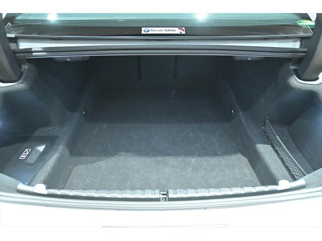 ８シリーズ Ｍ８５０ｉ　ｘＤｒｉｖｅ　グランクーペ　ミネラルホワイト／サンルーフ／インディビジュアルインテリア／Ｂｏｗｅｒｓ＆Ｗｉｌｋｉｎｓ／大径Ｍスポーツブレーキ／アダプティブＭサスペンションプロ／ＢＭＷレーザーライト／スポーツエキゾースト（21枚目）