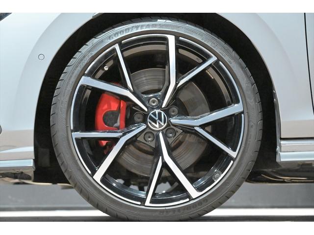 ゴルフＧＴＩ ベースグレード　ＤＣＣＰＫＧ　テクノロジーＰＫＧ　Ｄｉｓｃｏｖｅｒ　ＰｒｏＰＫＧ　ＯＰ１９インチＡＷ　ムーンストーングレー　ＨＵＤ　ＢＳＭ　ＡＣＣ　Ｓヒーター　ステアリングヒーター　前後ドラレコ　フルセグ　Ｐアシスト（2枚目）