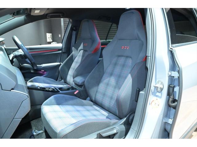 ゴルフＧＴＩ ベースグレード　ＤＣＣＰＫＧ　テクノロジーＰＫＧ　Ｄｉｓｃｏｖｅｒ　ＰｒｏＰＫＧ　ＯＰ１９インチＡＷ　ムーンストーングレー　ＨＵＤ　ＢＳＭ　ＡＣＣ　Ｓヒーター　ステアリングヒーター　前後ドラレコ　フルセグ　Ｐアシスト（17枚目）