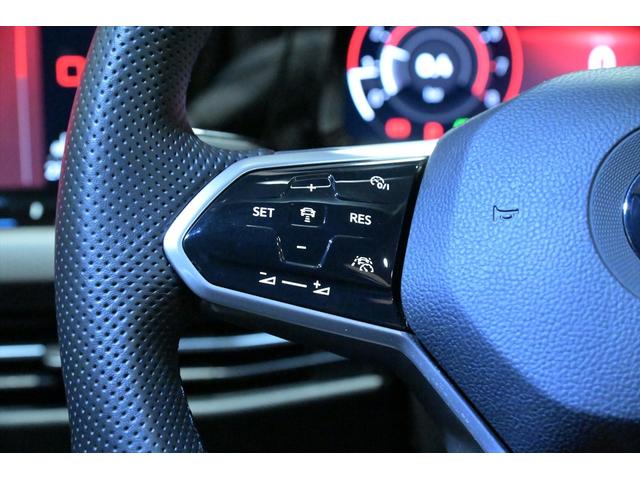 ゴルフＧＴＩ ベースグレード　ＤＣＣＰＫＧ　テクノロジーＰＫＧ　Ｄｉｓｃｏｖｅｒ　ＰｒｏＰＫＧ　ＯＰ１９インチＡＷ　ムーンストーングレー　ＨＵＤ　ＢＳＭ　ＡＣＣ　Ｓヒーター　ステアリングヒーター　前後ドラレコ　フルセグ　Ｐアシスト（42枚目）