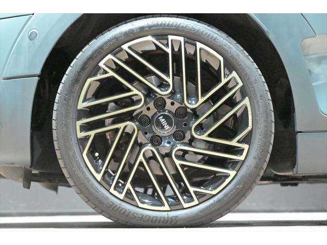 ＭＩＮＩ クーパーＤ　クラブマン　アントールド・エディション　１オーナー／純正１８インチ　アロイ・ホイール　アントールドストライプ　ブラスカラー・アクセント・パーツ　ドライビングアシスト　パーキングアシスト　シートヒーター　バックカメラ　ＥＴＣ　コーナーセンサー（2枚目）