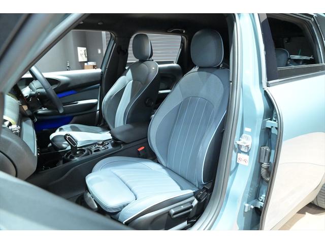 ＭＩＮＩ クーパーＤ　クラブマン　アントールド・エディション　１オーナー／純正１８インチ　アロイ・ホイール　アントールドストライプ　ブラスカラー・アクセント・パーツ　ドライビングアシスト　パーキングアシスト　シートヒーター　バックカメラ　ＥＴＣ　コーナーセンサー（17枚目）