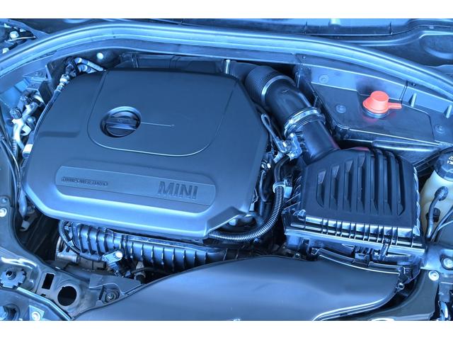 ＭＩＮＩ クーパーＤ　クラブマン　アントールド・エディション　１オーナー／純正１８インチ　アロイ・ホイール　アントールドストライプ　ブラスカラー・アクセント・パーツ　ドライビングアシスト　パーキングアシスト　シートヒーター　バックカメラ　ＥＴＣ　コーナーセンサー（55枚目）