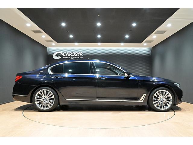 ７シリーズ Ｍ７６０Ｌｉ　ｘＤｒｉｖｅ　Ｖ１２エクセレンス　有償カラー／アズライトブラック／スカイラウンジパノラマルーフ／Ｂｏｗｅｒｓ＆Ｗｉｌｋｉｎｓプレミアムサウンドシステム／リアエンターテイメント／純正２０インチＡＷ／全周囲カメラ／ＢＭＷレーザーライト（10枚目）