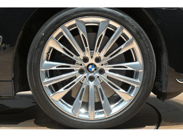 ７シリーズ Ｍ７６０Ｌｉ　ｘＤｒｉｖｅ　Ｖ１２エクセレンス　有償カラー／アズライトブラック／スカイラウンジパノラマルーフ／Ｂｏｗｅｒｓ＆Ｗｉｌｋｉｎｓプレミアムサウンドシステム／リアエンターテイメント／純正２０インチＡＷ／全周囲カメラ／ＢＭＷレーザーライト（15枚目）
