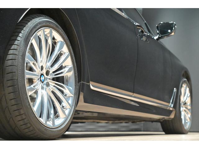 ７シリーズ Ｍ７６０Ｌｉ　ｘＤｒｉｖｅ　Ｖ１２エクセレンス　有償カラー／アズライトブラック／スカイラウンジパノラマルーフ／Ｂｏｗｅｒｓ＆Ｗｉｌｋｉｎｓプレミアムサウンドシステム／リアエンターテイメント／純正２０インチＡＷ／全周囲カメラ／ＢＭＷレーザーライト（17枚目）
