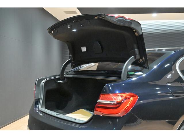 ７シリーズ Ｍ７６０Ｌｉ　ｘＤｒｉｖｅ　Ｖ１２エクセレンス　有償カラー／アズライトブラック／スカイラウンジパノラマルーフ／Ｂｏｗｅｒｓ＆Ｗｉｌｋｉｎｓプレミアムサウンドシステム／リアエンターテイメント／純正２０インチＡＷ／全周囲カメラ／ＢＭＷレーザーライト（30枚目）