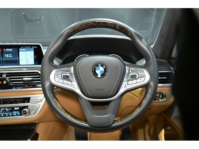 ７シリーズ Ｍ７６０Ｌｉ　ｘＤｒｉｖｅ　Ｖ１２エクセレンス　有償カラー／アズライトブラック／スカイラウンジパノラマルーフ／Ｂｏｗｅｒｓ＆Ｗｉｌｋｉｎｓプレミアムサウンドシステム／リアエンターテイメント／純正２０インチＡＷ／全周囲カメラ／ＢＭＷレーザーライト（40枚目）