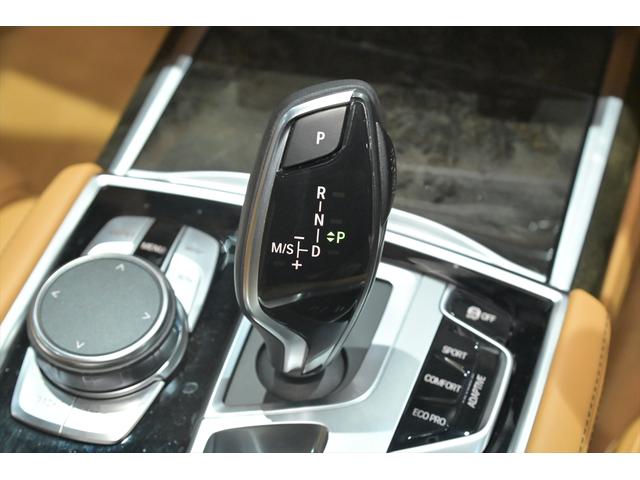 ７シリーズ Ｍ７６０Ｌｉ　ｘＤｒｉｖｅ　Ｖ１２エクセレンス　有償カラー／アズライトブラック／スカイラウンジパノラマルーフ／Ｂｏｗｅｒｓ＆Ｗｉｌｋｉｎｓプレミアムサウンドシステム／リアエンターテイメント／純正２０インチＡＷ／全周囲カメラ／ＢＭＷレーザーライト（50枚目）