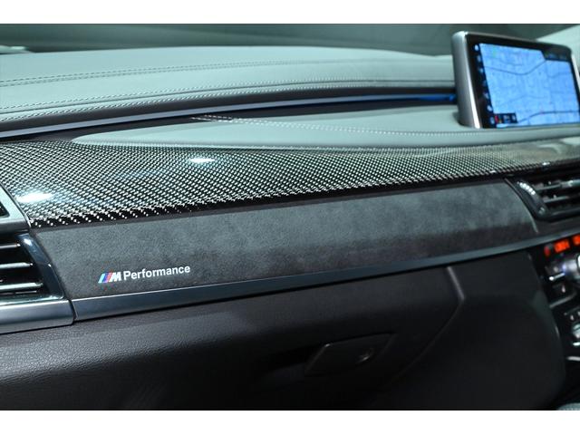 Ｘ６ Ｍ ベースグレード　ＯＰ２１インチアルミホイール／インテリアカーボン／ブルーキャリパー／ドライブセレクト／ＬＥＤヘッドライト／Ｐセンサー／Ｐバックドア／ＨＵＤ／ＢＳＭ／クルコン／４本出しマフラー／カーボンブラック／本革（4枚目）