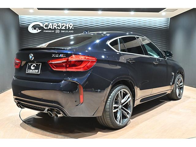 Ｘ６ Ｍ ベースグレード　ＯＰ２１インチアルミホイール／インテリアカーボン／ブルーキャリパー／ドライブセレクト／ＬＥＤヘッドライト／Ｐセンサー／Ｐバックドア／ＨＵＤ／ＢＳＭ／クルコン／４本出しマフラー／カーボンブラック／本革（5枚目）