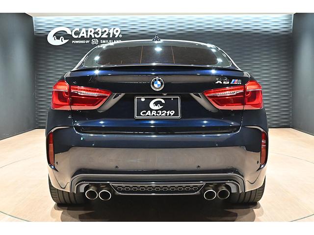 Ｘ６ Ｍ ベースグレード　ＯＰ２１インチアルミホイール／インテリアカーボン／ブルーキャリパー／ドライブセレクト／ＬＥＤヘッドライト／Ｐセンサー／Ｐバックドア／ＨＵＤ／ＢＳＭ／クルコン／４本出しマフラー／カーボンブラック／本革（7枚目）