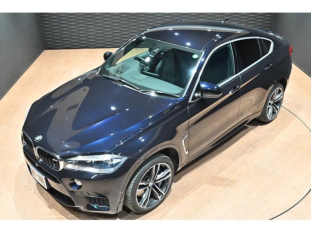 Ｘ６ Ｍ ベースグレード　ＯＰ２１インチアルミホイール／インテリアカーボン／ブルーキャリパー／ドライブセレクト／ＬＥＤヘッドライト／Ｐセンサー／Ｐバックドア／ＨＵＤ／ＢＳＭ／クルコン／４本出しマフラー／カーボンブラック／本革（8枚目）