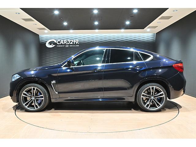 Ｘ６ Ｍ ベースグレード　ＯＰ２１インチアルミホイール／インテリアカーボン／ブルーキャリパー／ドライブセレクト／ＬＥＤヘッドライト／Ｐセンサー／Ｐバックドア／ＨＵＤ／ＢＳＭ／クルコン／４本出しマフラー／カーボンブラック／本革（11枚目）