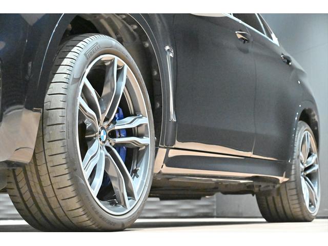 Ｘ６ Ｍ ベースグレード　ＯＰ２１インチアルミホイール／インテリアカーボン／ブルーキャリパー／ドライブセレクト／ＬＥＤヘッドライト／Ｐセンサー／Ｐバックドア／ＨＵＤ／ＢＳＭ／クルコン／４本出しマフラー／カーボンブラック／本革（16枚目）