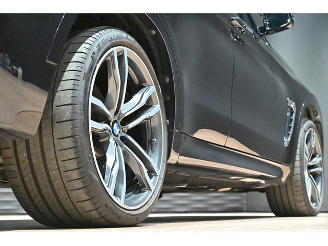 Ｘ６ Ｍ ベースグレード　ＯＰ２１インチアルミホイール／インテリアカーボン／ブルーキャリパー／ドライブセレクト／ＬＥＤヘッドライト／Ｐセンサー／Ｐバックドア／ＨＵＤ／ＢＳＭ／クルコン／４本出しマフラー／カーボンブラック／本革（17枚目）