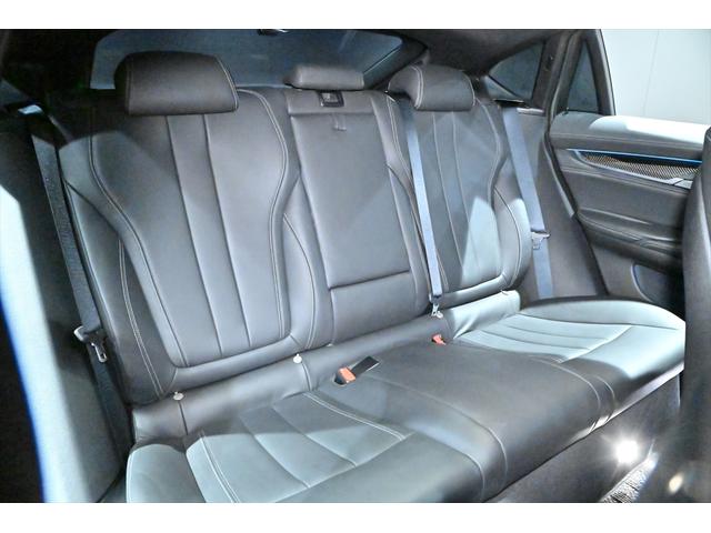 Ｘ６ Ｍ ベースグレード　ＯＰ２１インチアルミホイール／インテリアカーボン／ブルーキャリパー／ドライブセレクト／ＬＥＤヘッドライト／Ｐセンサー／Ｐバックドア／ＨＵＤ／ＢＳＭ／クルコン／４本出しマフラー／カーボンブラック／本革（19枚目）