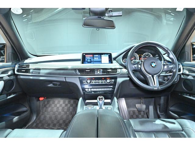 Ｘ６ Ｍ ベースグレード　ＯＰ２１インチアルミホイール／インテリアカーボン／ブルーキャリパー／ドライブセレクト／ＬＥＤヘッドライト／Ｐセンサー／Ｐバックドア／ＨＵＤ／ＢＳＭ／クルコン／４本出しマフラー／カーボンブラック／本革（20枚目）