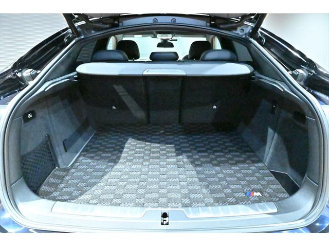 Ｘ６ Ｍ ベースグレード　ＯＰ２１インチアルミホイール／インテリアカーボン／ブルーキャリパー／ドライブセレクト／ＬＥＤヘッドライト／Ｐセンサー／Ｐバックドア／ＨＵＤ／ＢＳＭ／クルコン／４本出しマフラー／カーボンブラック／本革（21枚目）