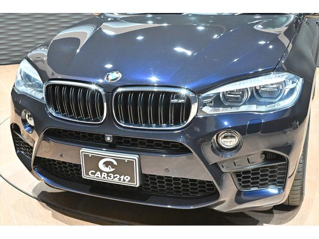 Ｘ６ Ｍ ベースグレード　ＯＰ２１インチアルミホイール／インテリアカーボン／ブルーキャリパー／ドライブセレクト／ＬＥＤヘッドライト／Ｐセンサー／Ｐバックドア／ＨＵＤ／ＢＳＭ／クルコン／４本出しマフラー／カーボンブラック／本革（25枚目）