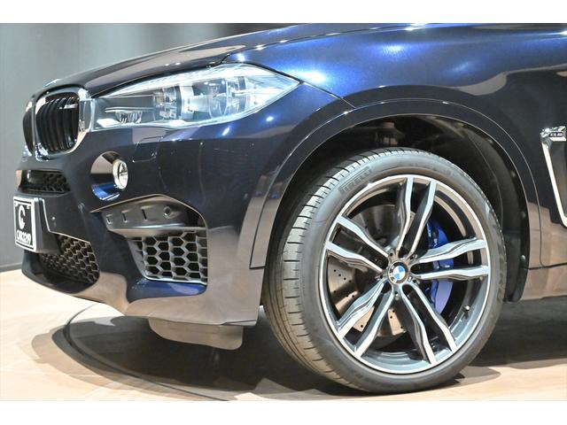 Ｘ６ Ｍ ベースグレード　ＯＰ２１インチアルミホイール／インテリアカーボン／ブルーキャリパー／ドライブセレクト／ＬＥＤヘッドライト／Ｐセンサー／Ｐバックドア／ＨＵＤ／ＢＳＭ／クルコン／４本出しマフラー／カーボンブラック／本革（27枚目）